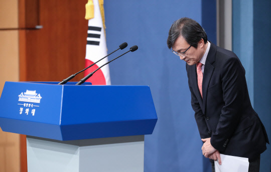 '고가건물 매입 논란' 김의겸 청와대 대변인이 29일 전격 사퇴했다. 김 대변인 청와대 출입기자단 대화방에 메시지를 올리고 사퇴 의사를 밝혔다.    연합뉴스